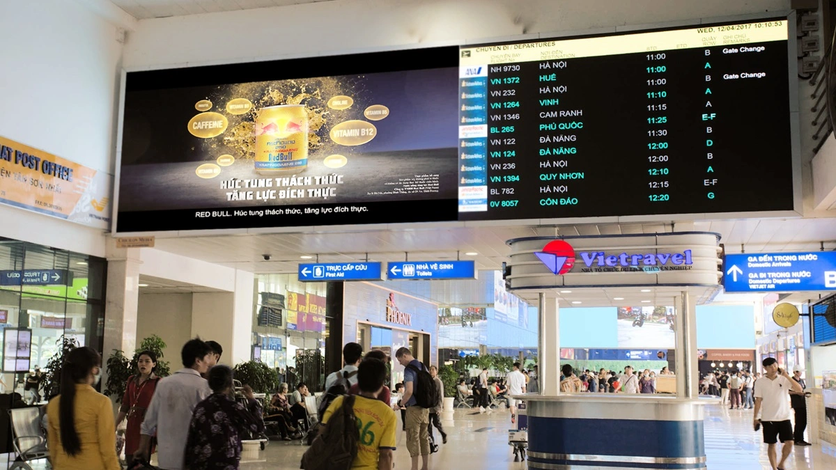 Màn hình LCD thông tin chuyến bay tại sân bay Cam Ranh - Ảnh Chicilon Media